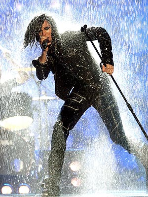 Men are hot wet. - Bill Kaulitz, performing monsoon live. Isn't he sexy when wet also?