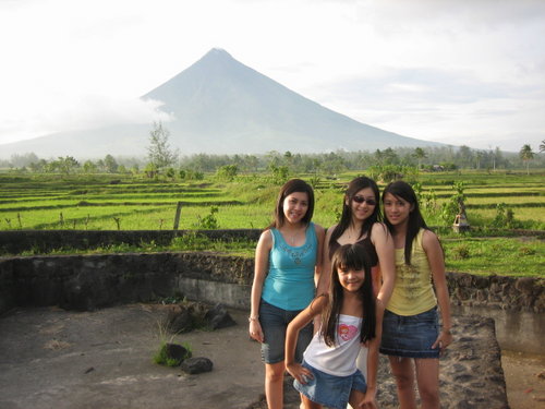 Mayon trip - photo of my nieces and their cousins in Legaspi City with Mayon Volcano as their background.