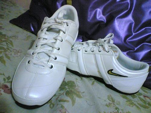 a gift - a shoes given by a friend on my last birthday. I decided not to wear it soon coz I'm not yet finish paying for this. I just wear it this November. I want to pay for this coz someone told me that when somebody gave u shoes or slipper you have to pay her/him any amount. That's why I decided to pay for this amounting to 1T only, although it costs 2,500. That's it sis...And I still have two more shoes from you guys/mama. =)