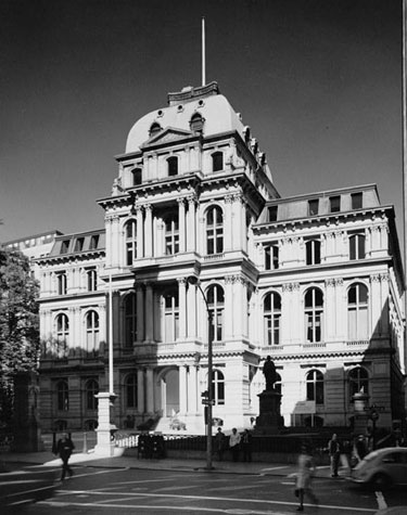 Old Boston City Hall - The old Boston City Hall was replaced in the 1960s with a building that has been described as the 'ugliest building in the world'. This building still stands on Park Street and is home to many shops and cafes.
