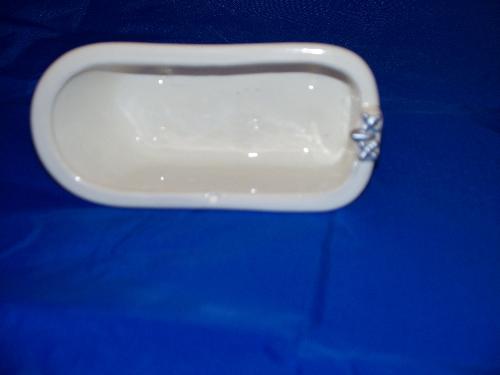dollhouse bathtub - this bathtub is white with silver faucet and feet.
