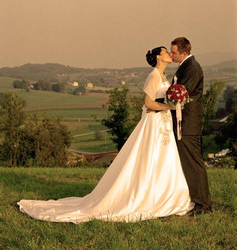 garden wedding - i wish to have a garden wedding, but im not sure whether my spouse agree with that.. if i married a very traditional guy, he will surely disagree.. anyway, i am willing to compromise if i able to get marry...hahhahahahaha... how i wish get married in a western style