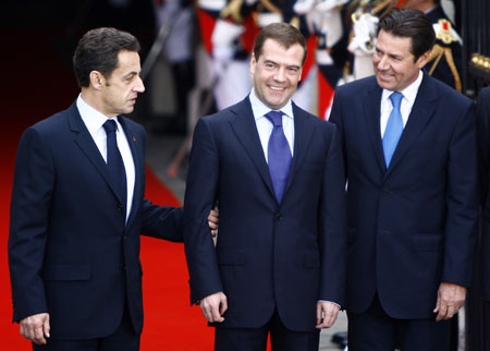 EU, Russian leaders begin summit -  French President Nicolas Sarkozy(L)talks with Russian President Dmitry Medvedey ahead of an EU-Russian summit in Nice, southern French,Nov.14,2008.  The two sides spent considerate time on the current financial crise as the leaders will travel to Washington immeadiately after the Nice summit to attend a group of 20 summit delicated to the crisis.