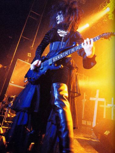 Moi dix Mois in concert - Moi dix Mois guitarist in concert
