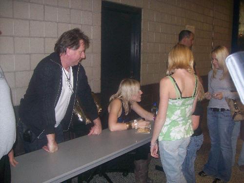 Natasha Bedingfield talking to my daughter - My daughter meeting Natasha Bedingfield and getting her autograph Natasha Bedingfield talking to my daughter - My daughter meeting Natasha Bedingfield and getting her autograph