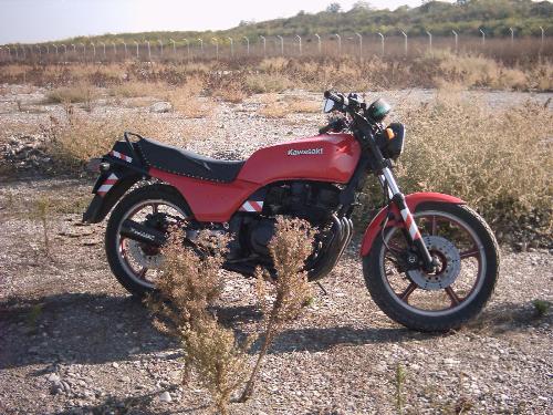 Kawasaki GPZ 400 model on field - Kawasaki GPZ 400 model on field on a side view as my dad went for a photo shot out.