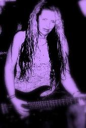 BassChick - Jessica, bassist from the band Knucklhead