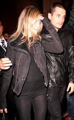 Jennifer Aniston Is pregnantt - Jennifer Aniston with husband to be John Mayers. And she is pregrant. 