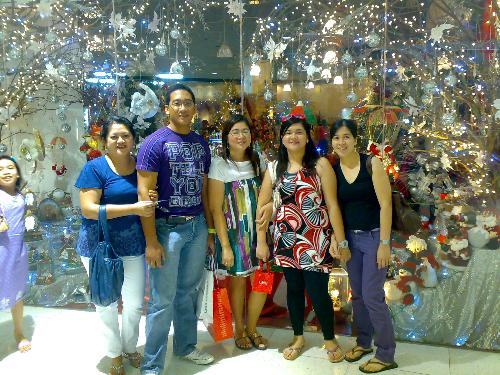 half of the group were busy going,buying around - with my 2 kids and sisters in law,shopping for the holidays.