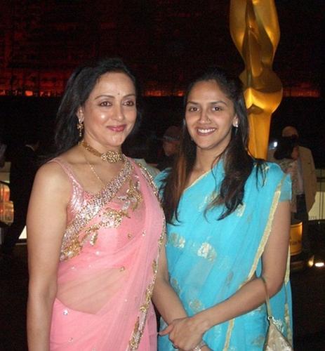 sexy beauty... with daughter.. - smiles all around...