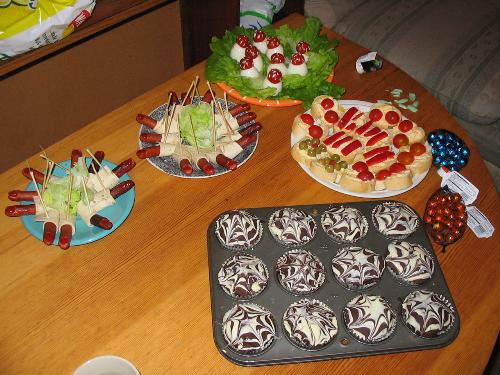 A nice set of dishes, could you give up this for 3 - Halloween food, meal, that looks so delicious. I just get hungry again ;-)