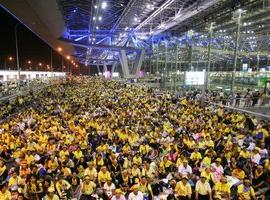 Protestors in Thailand - All of then sitting down and crowding the airport, halting services and affecting travellers coming in and going out of bangkok.