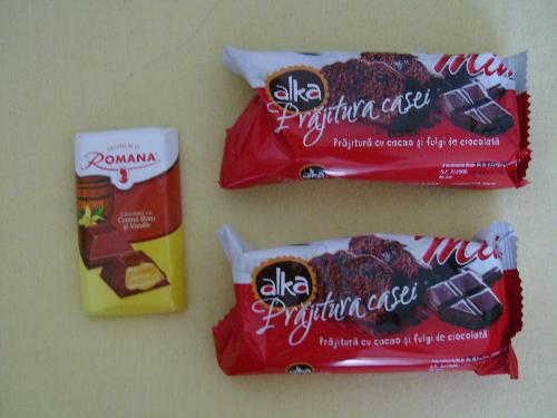Romanian Chocolates and cakes - Romana is quite an old chocolate that was off the market for a while but i found it yesterday in a hypermarket i don't usually visit and bought 1 (actually i bought 2 but i already ate 1 :') The other 2 are some sort of cakes, but better than brownies.