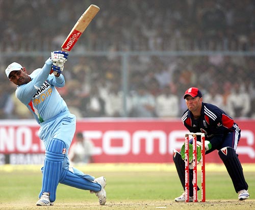 mind blowing sehwag - shewag smashes ball to the boundry line
