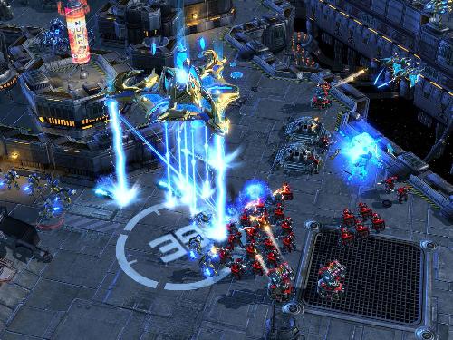 picture of starcraft 2 taken with protoss against  - thats a picture of protoss and terran. you see clearly a good graphic at the first look. units are highly detailed and and more impressive than the first starcraft. i can&#039;t wait to play the game.