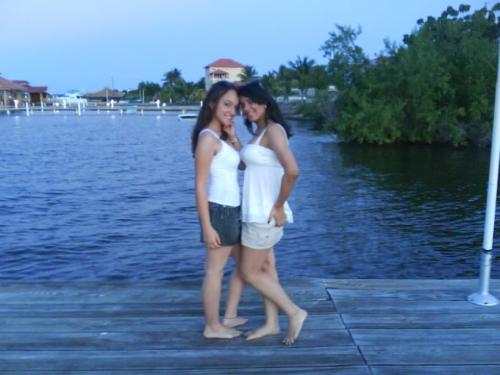 HanGin' out with friends - MeEe3 and OnE of my best friends: Aura, LoBiUUu ManiXx!