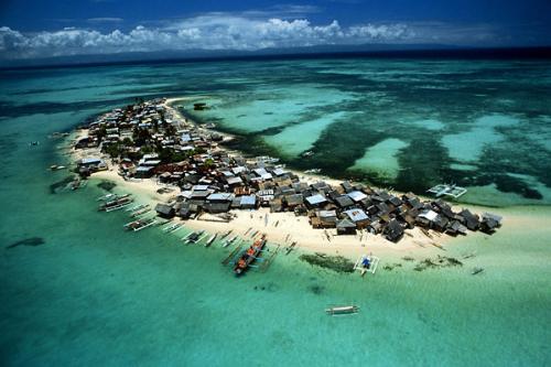 Philippines in mid sea - Philippines is in middle of sea is a beautiful view and is really admirable. Hope I can go there for my holidays.