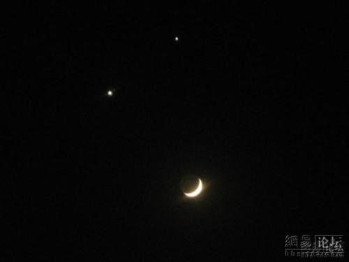 smile face  - A lovely scene when the Venus meets the Juipter this year that they meet crescent and form a smile face.