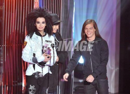 Tokio Hotel MTV award - TH on stage accepting MTV music award