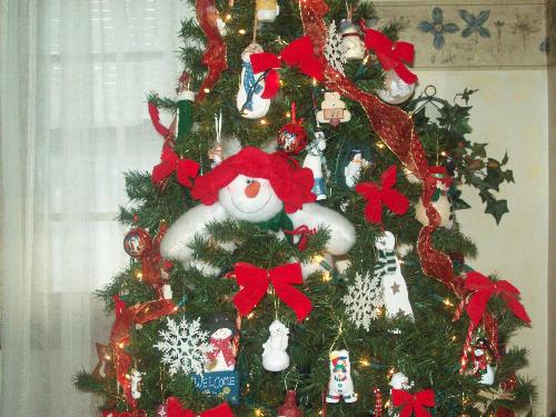 My snowman tree! - My snowman decorated Christmas tree