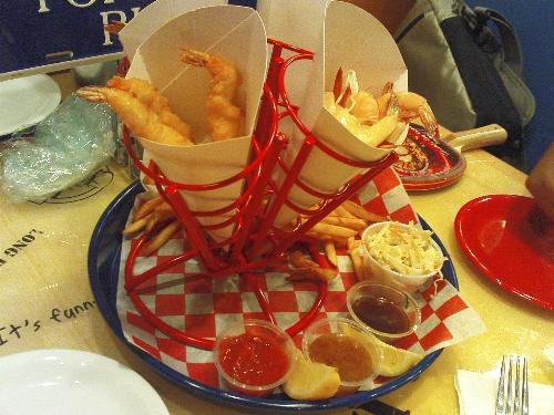 Bubba Gump Shrimp platter - Enough to be a main course, thanks to the side fries :)