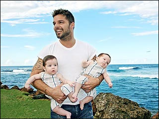 Ricky Martin Twins - First photo of Ricky Martin with his 4-month-old twin boys.