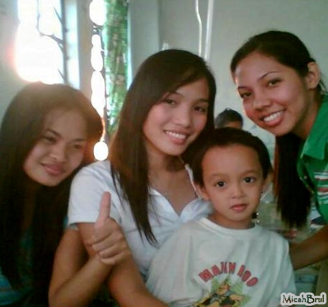 Cousins! - hehehe.. One hospital visitation when our nephew got sick. It was kuaM, kid at the middle. from left zye whose not looking at the cam, Les at the middle and me at right! 