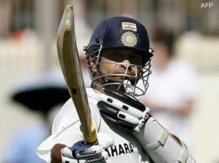 Sachin shows bat after a ton - What is more happier for an Indian cricket fan than to see this picture.