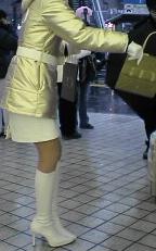 Wearing mini skirts in winter! - Brrrr... how they can stand the cold? I would have wrapped myself is such thick clothes, the only skin you see are those on my face!
