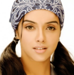 Asin looks at you - Asin is looking at you. Asin is a famous Indian actress who has moved from south to Hindi films thru Gajini.