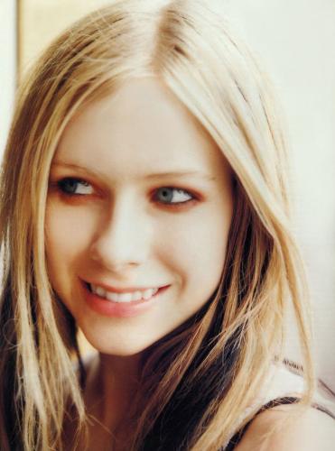 Avril - In my eyes, she is cool and don't often smile. We can enjoy her smile in this picture. Do you think she is more pretty when she smiles?