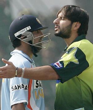 Afridi and Gautam - Afridi and Gautam Gambhir in an argument during a test match in kanpur