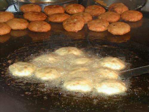 yummy aloo tikki - doesnt this site make you lick your lips...it surely does it for me???