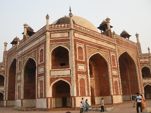 delhi tomb - An old tomb in Delhi, India.