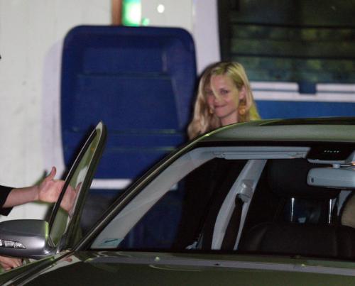 Reese Witherspoon - Reese out eat