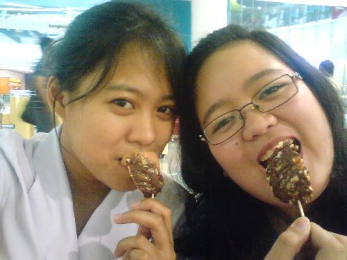 Frozen bananas and choco apples. :) - I was hanging out at the mall with my friend. We decided to try out SanFo treats. We had frozen bananas and chocolate coated apples. A bit pricey but we had to satisfy our sweet tooth. :)  So there. I eat out with my friends a lot. ^_^