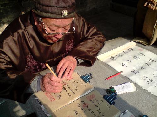 Mr.accountment - He is writting gingpiao that equal to the cheque today.