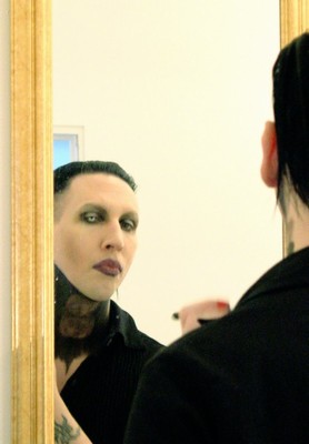 marilyn manson mirror picture - this is one of my favorites of his