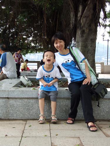 xi and mom's photo - xi and mom's photo, we wear the same and we look alike.