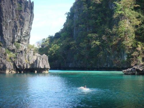 el nido falls - blue color water....many peopel go here becaus eof quite clean water