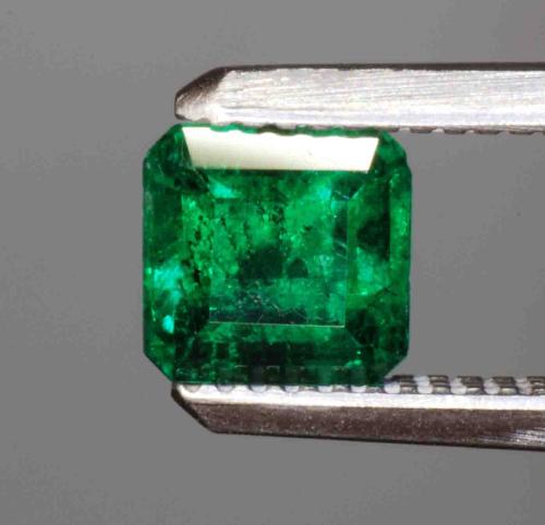 A beautiful Columbian emerald. - 1401 x 1350 - 55k - www.azemerald.com/emeraldphotos/colombian-eme..