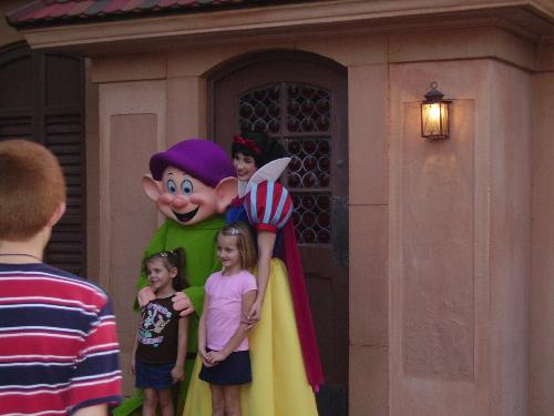 snow white - snow white and dopey the swarf at epcot in disney world
