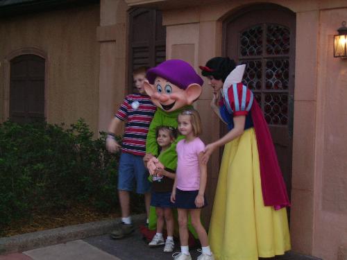 snow white - snow white and the swarf at disney world