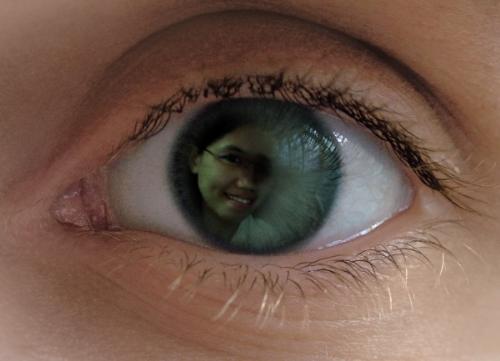 Look into the eye^^ - Hello everyone^^ I love photography.. one of my hobbies.. and this was what I found out recently.. Hope you'll like it^^ PLease free to comment!