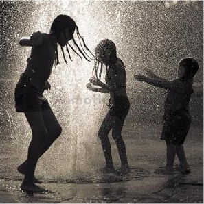 2 kids - Dancing in the rain