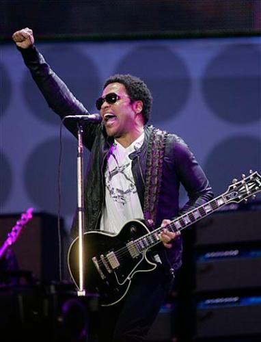 Lenny Kravitz - Lenny Kravitz plays guitar in his concert live.
