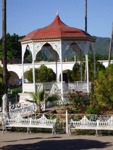 Plaza de Armas  - Here its Plaza de Armas in Alamos City, Sonora Mexico. Plaza de Armas its a nice place to walk around with your family, friends, girlfriend. There are big palms with 100 years old. It was built by Conquers.
