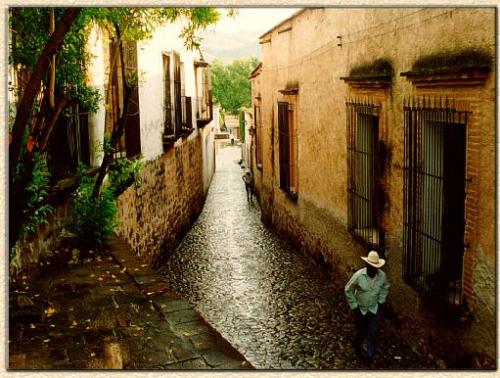 Kiss Alley - Alley of the kiss is a nice place that add the downtown from Alamos to Plaza de Armas. It has a nice legend. Here died a couple of lovers. Since that time, if you are passing by; you must to kiss your girlfriend to dont get the a bad time in love.:)