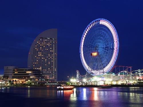 yokohama ferris wheel - this is the yokohama ferris wheel, one of the biggets in the world.Shot taken at night, which i find one of the best pictures of it so far...it's absolutely beatiful!  It's definetely a place i would love to go!