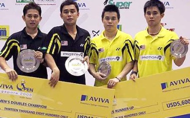 Mohd Zakry and Mohd Fairuzizuan - On the double: Singapore Open winners Mohd Zakry and Mohd Fairuzizuan posing with Gan Teck Chai and Woon Lin Fui after the cheque presentation ceremony.